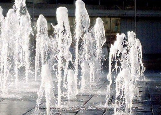 Брызги воды полностью латунных инжекторных трубок фонтана танцев сухих вертикальные